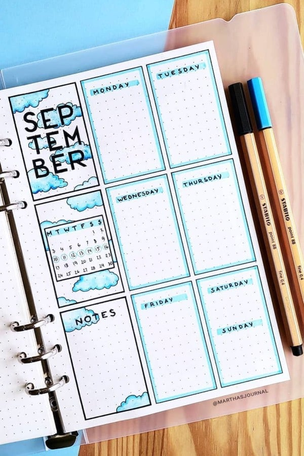 planner semanal com desenho de nuvens